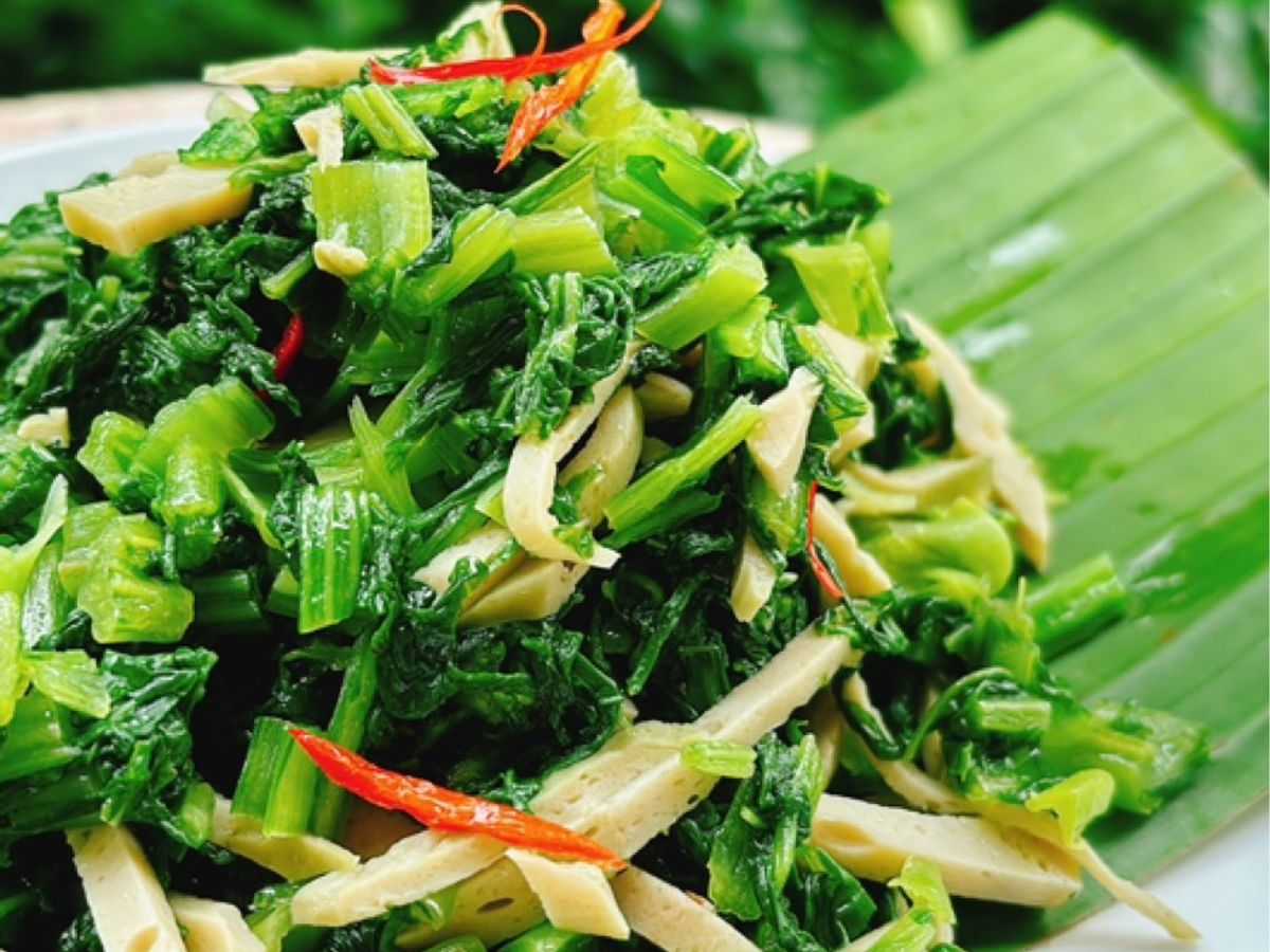 Rau cải xanh xào chả lụa