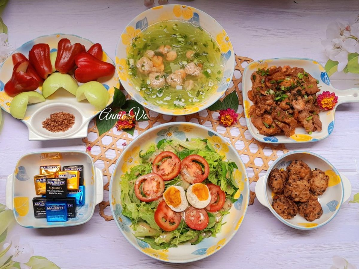 Cơm nhà có món chả ngon