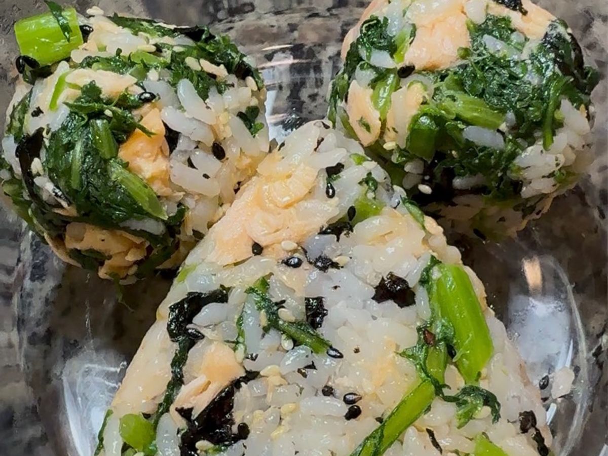 Cơm Nắm Cá Hồi Rau Tần Ô