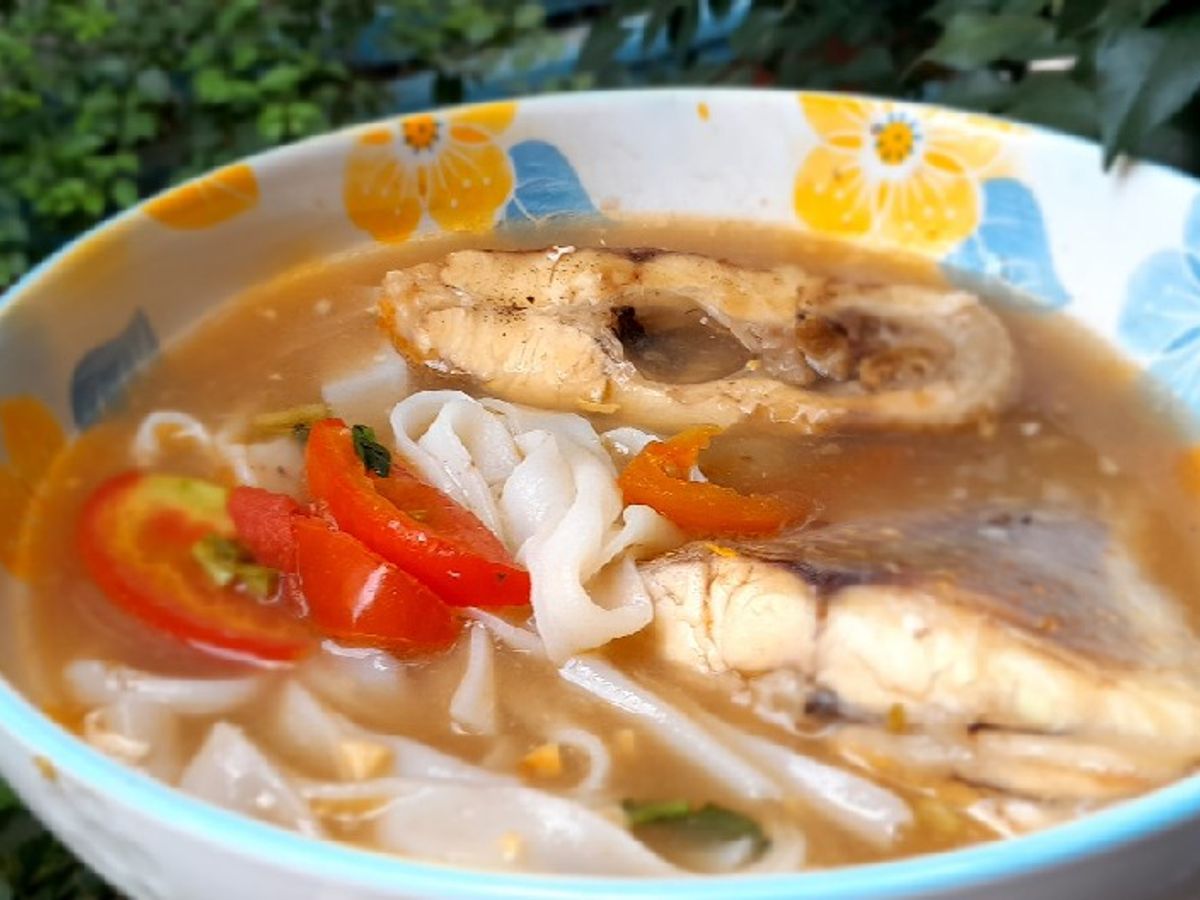 Mì cá nấu cà chua