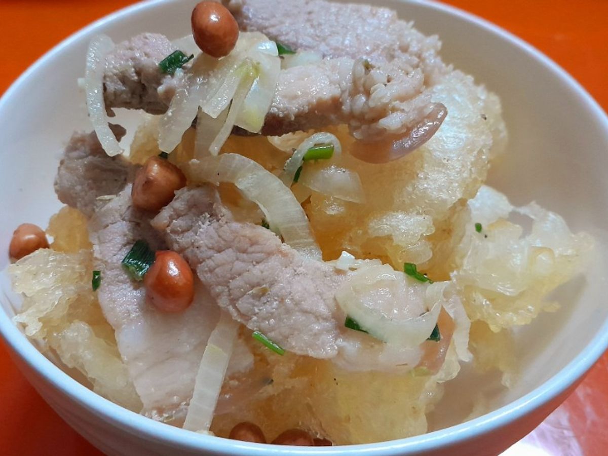 Bánh phở chiên giòn kèm thịt xào hành tây