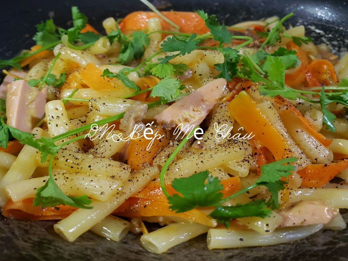 Nui xào thịt băm xúc xích