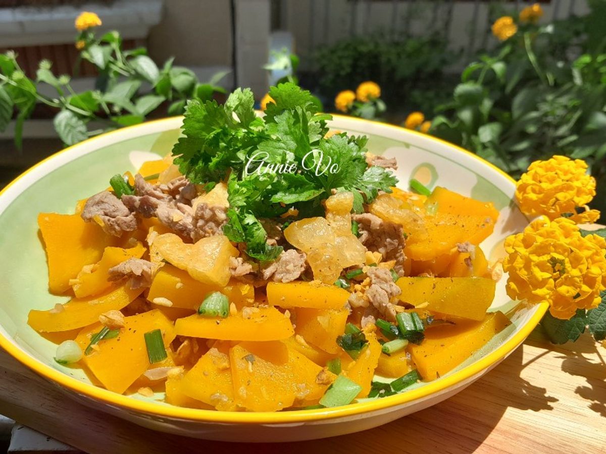 Bí đỏ xào bò tóp mỡ