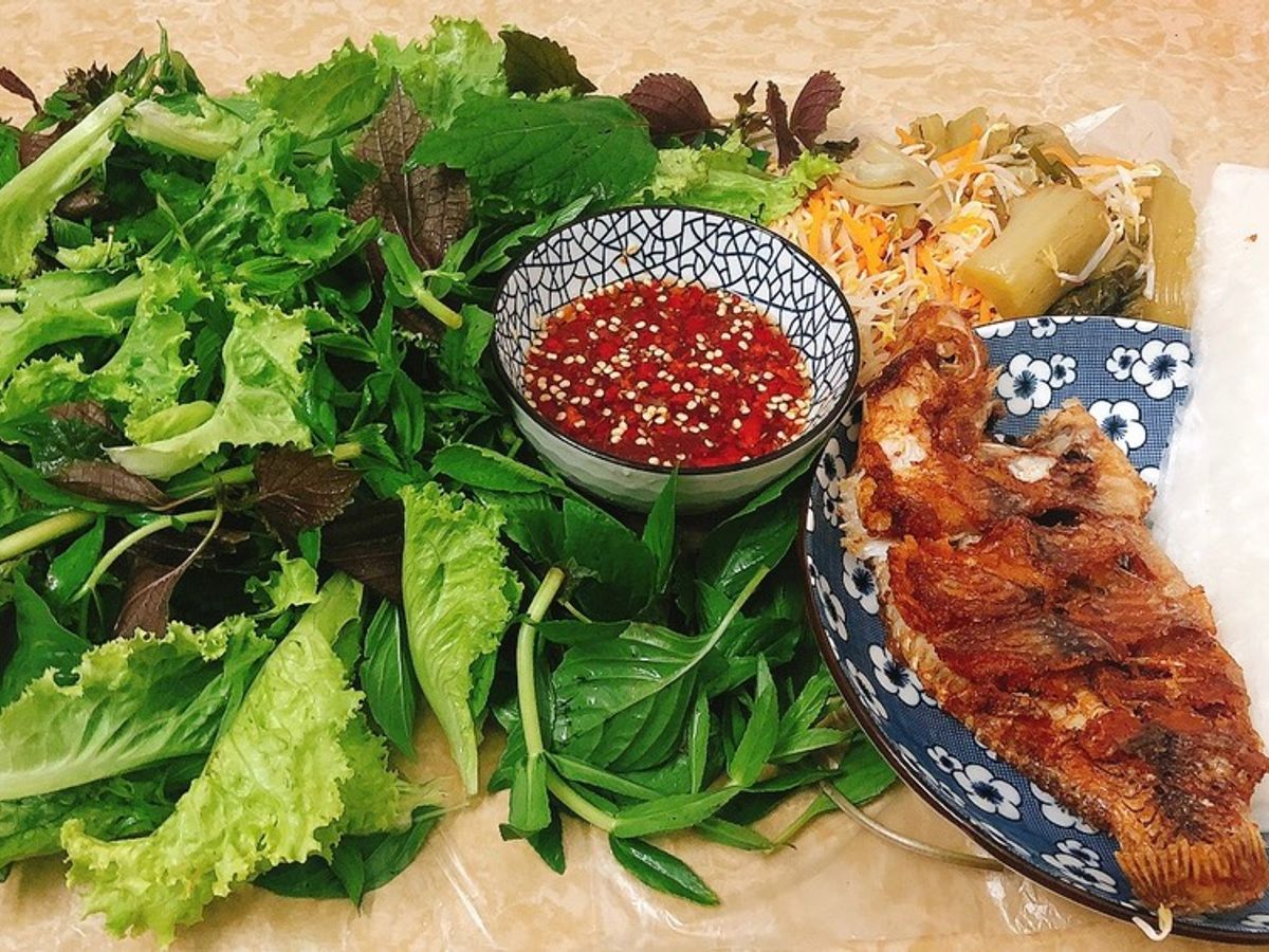 Cá diêu hồng chiên giòn cuốn bánh tráng