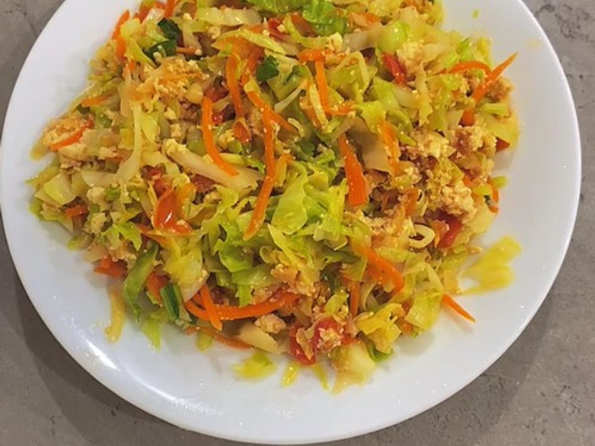 Bắp cải xào cà rốt, cà chua, đậu hũ