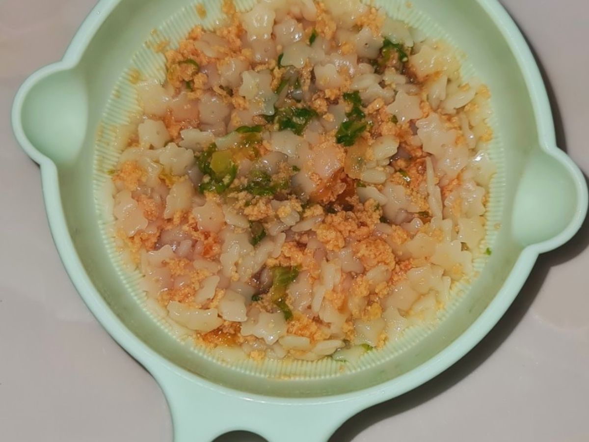 Nui trộn sốt cà chua, tôm cho bé ăn sáng
