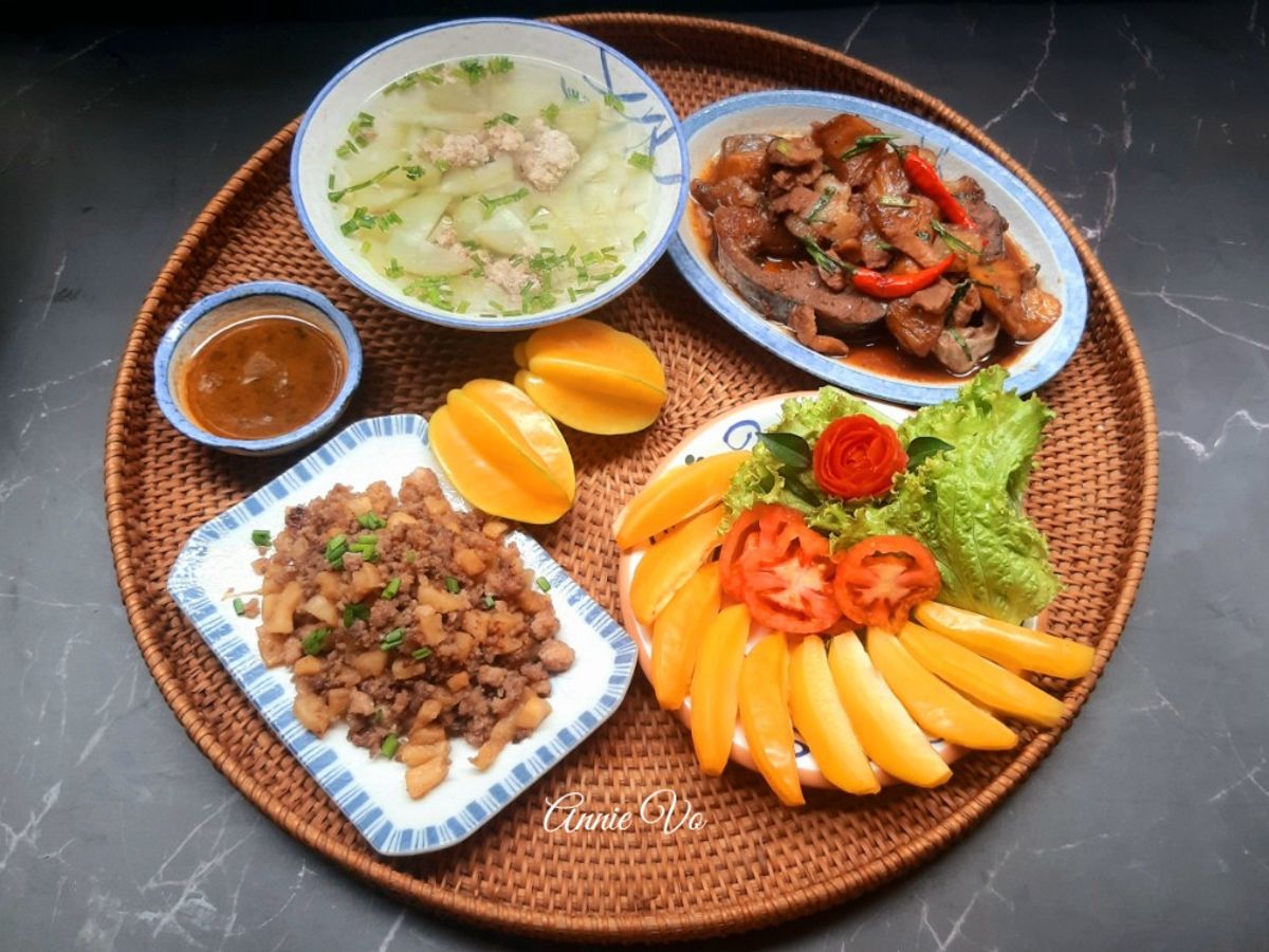 Bữa cơm ngon với khế nhà trồng