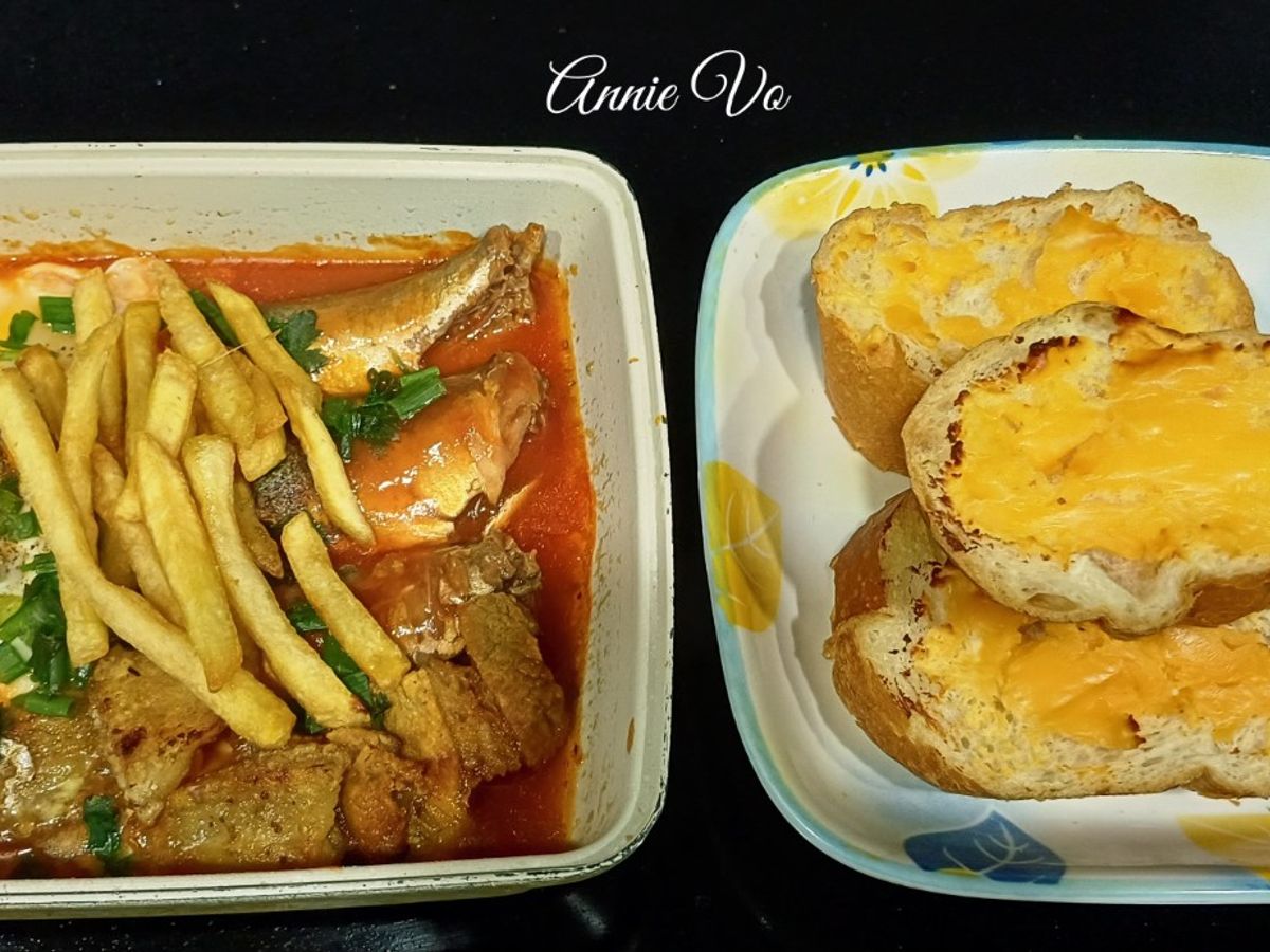 Cá hộp sốt cà và bánh mì nướng bơ