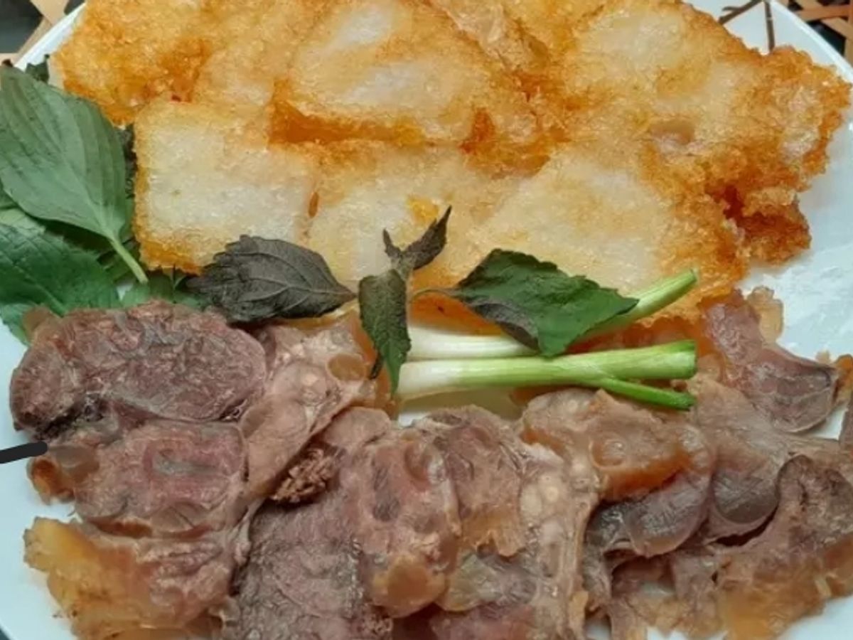 Mì lá tươi chiên giòn kèm bắp bò ngâm mắm