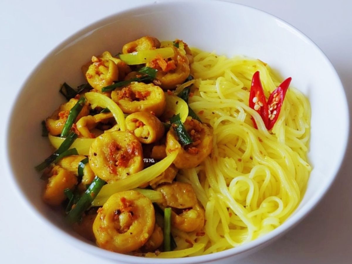 Bún nghệ xào LÒNG HEO