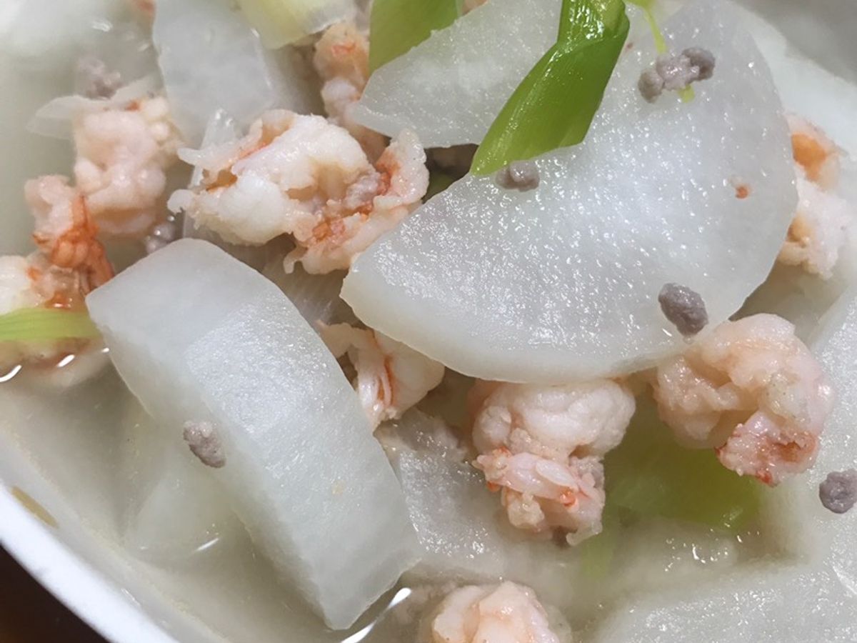 Canh củ cải nấu tôm, thịt băm, hành nhật (hành lá)