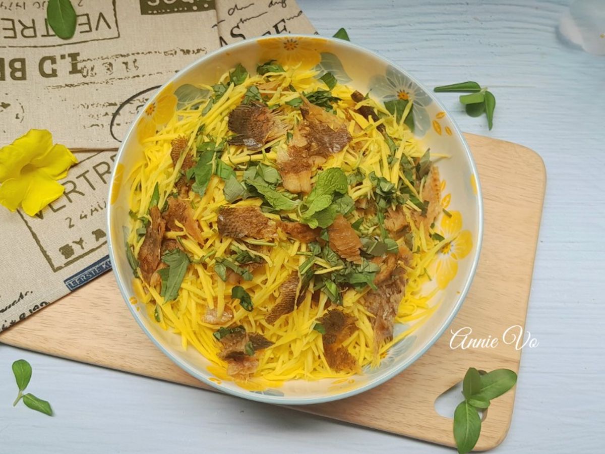 Gỏi xoài khô cá sặc