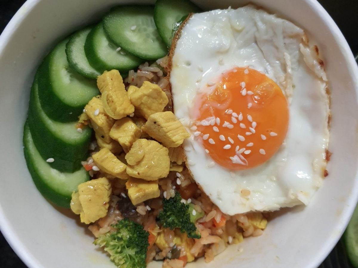 Cơm rang kim chi xào rau củ và ức gà