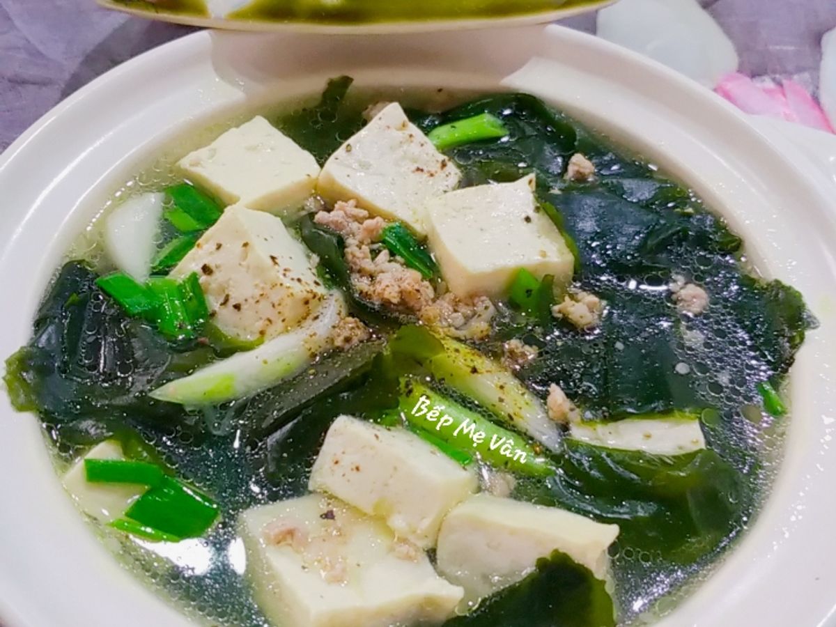 Canh rong biển nấu đậu hủ và thịt bằm