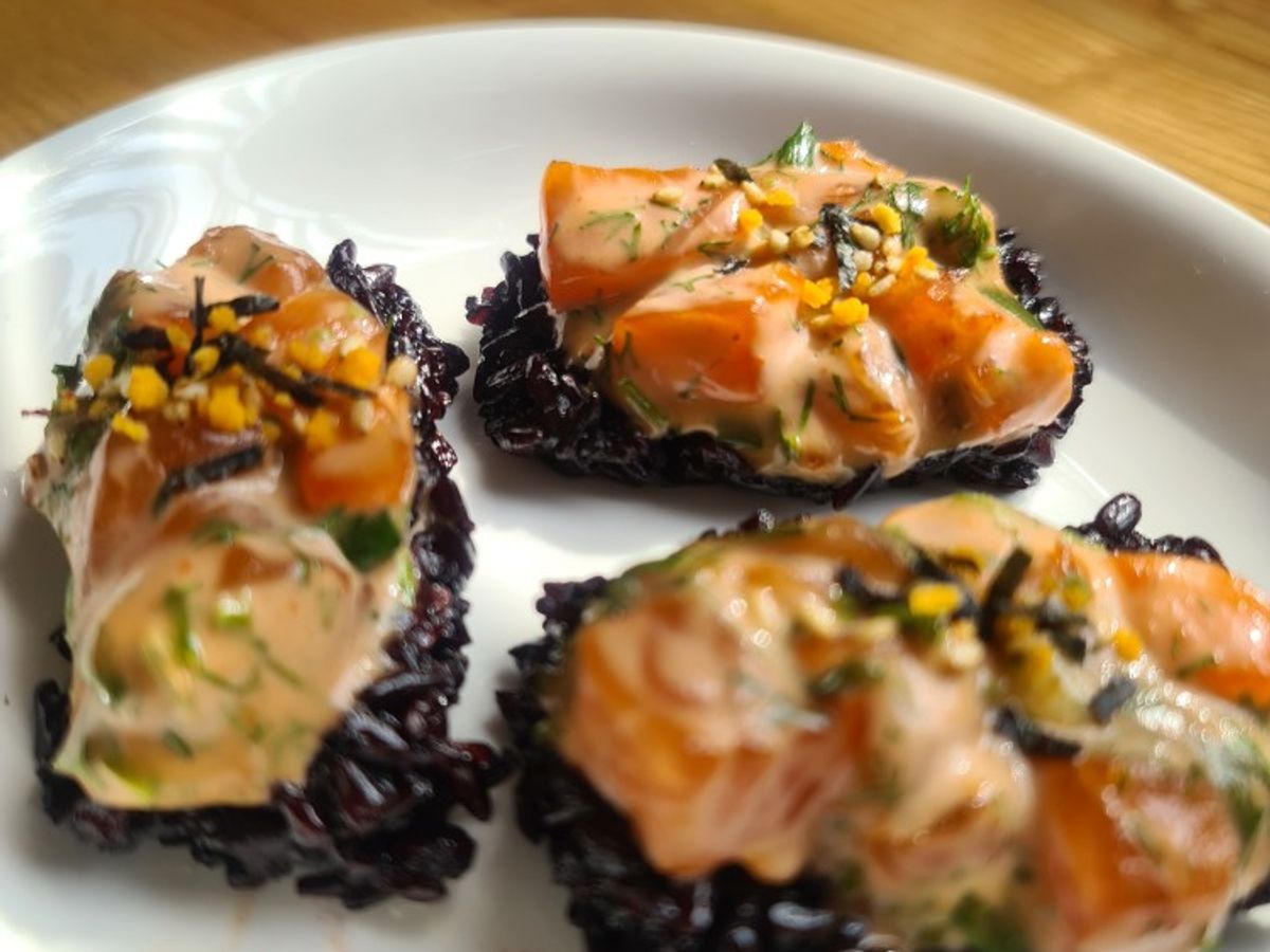Sushi cá hồi sốt cay 🍣