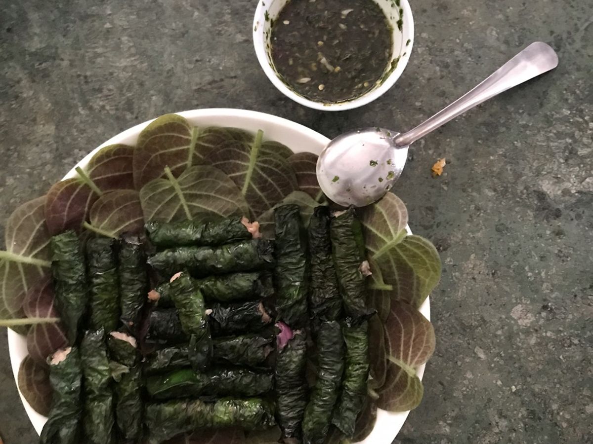 Thịt heo nướng lá lốt cuốn kèm lá mơ lông