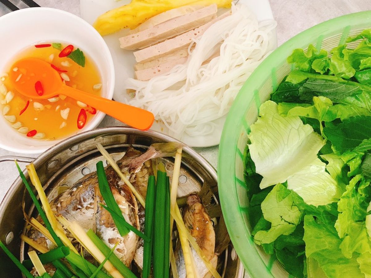 Cá nục hấp hành cuốn bánh tráng