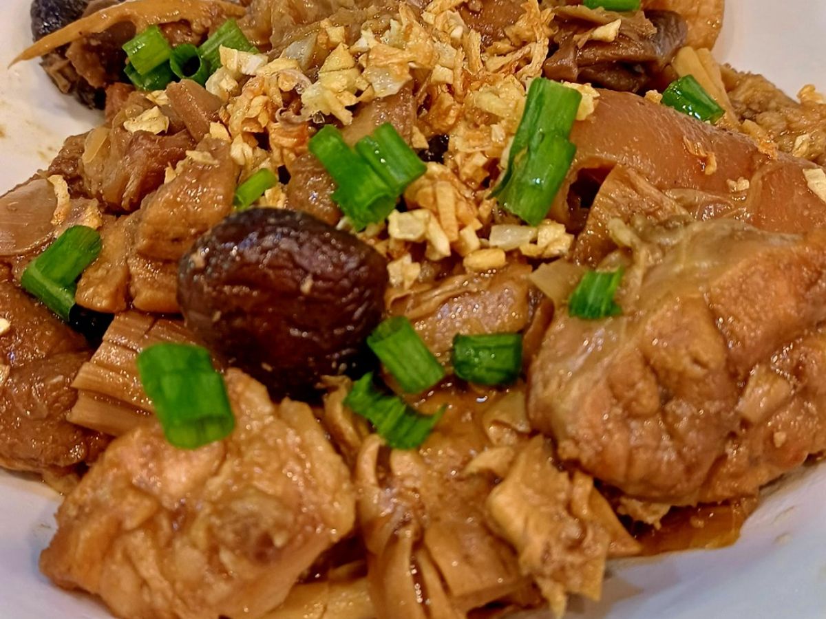 Thịt bắp giò kho măng, nấm hương