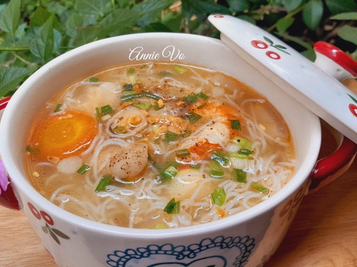 Bún tôm giò heo nấm rơm