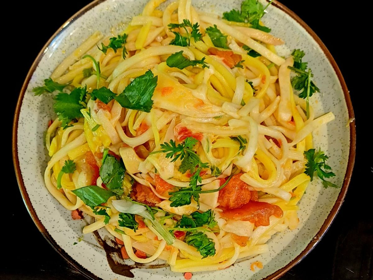 Bánh canh xào nấm đùi gà, cà chua, phô mai