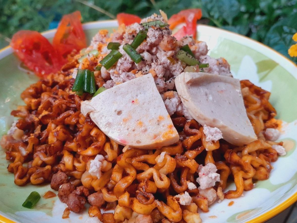 Mì tương đen trộn thịt chả