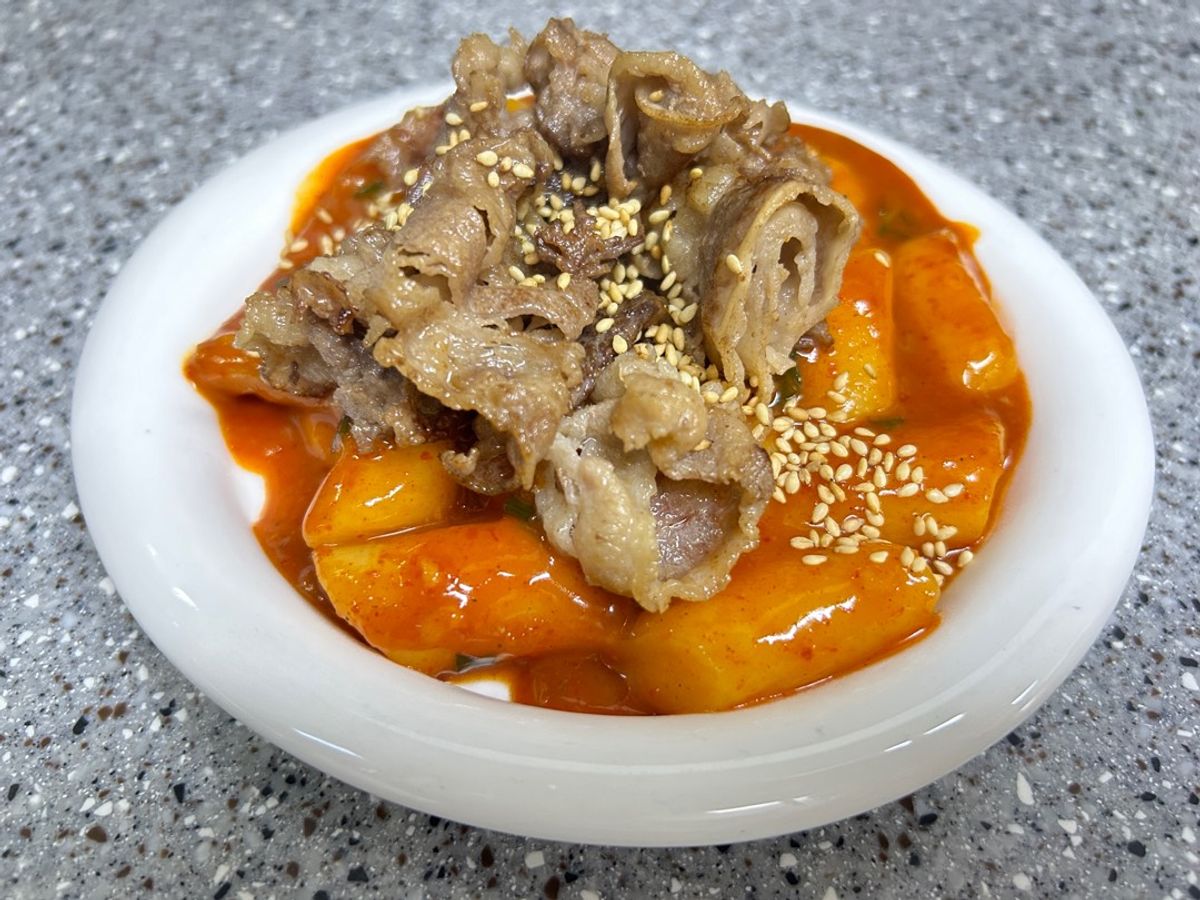 Bánh gạo cay ăn kèm ba chỉ bò áp chảo