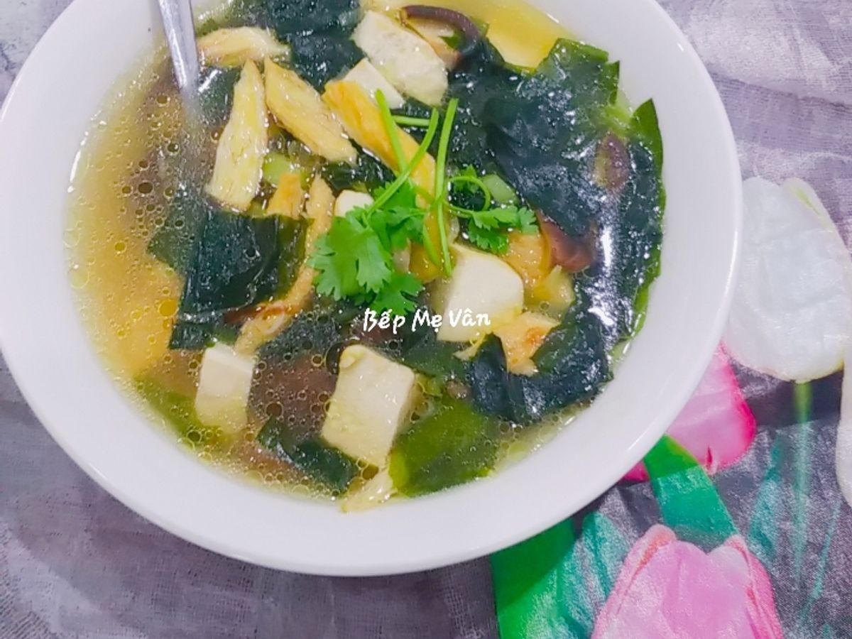 Canh chay rong biển đậu hủ,nấm hương và tàu hủ ky