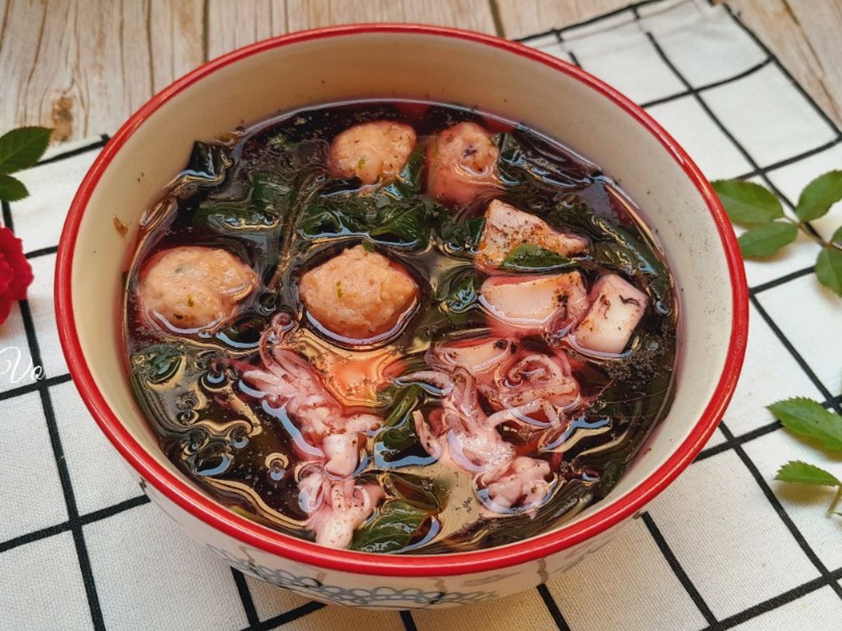 Canh rau dền nấu mực và giò sống