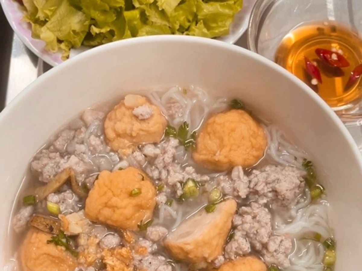 Bún sấu với thịt nạc xay và mọc chiên