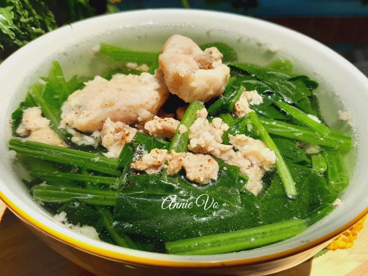 Canh cải bó xôi nấu thịt và chả cá