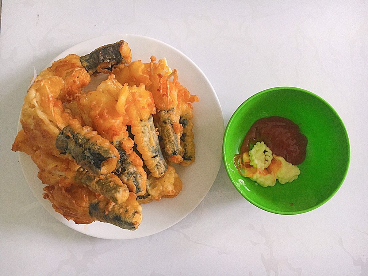 Rong biển cuộn nấm kim châm chiên giòn