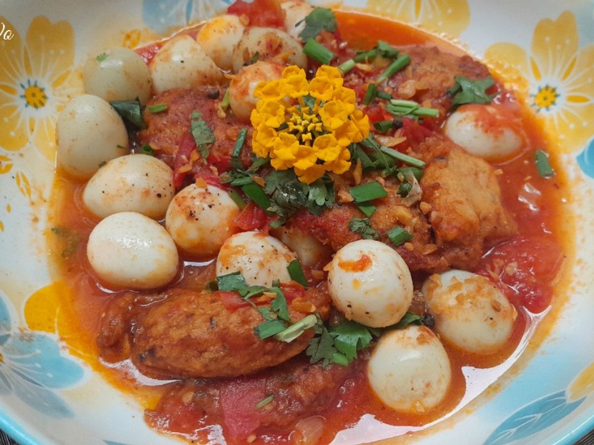 Chả cá và trứng cút sốt cà