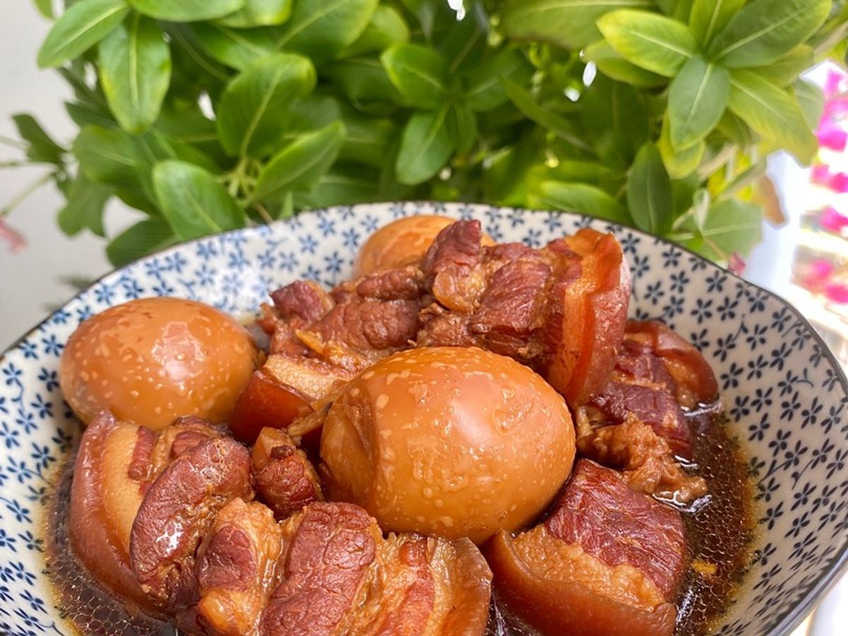 Thịt kho trứng với đường thốt nốt