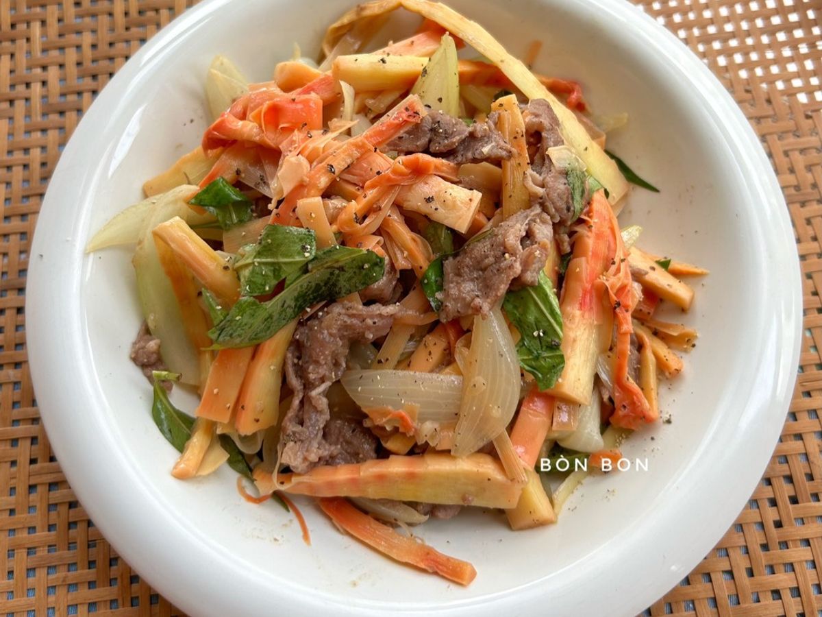 Măng Le Đỏ Xào Bò Rau Răm