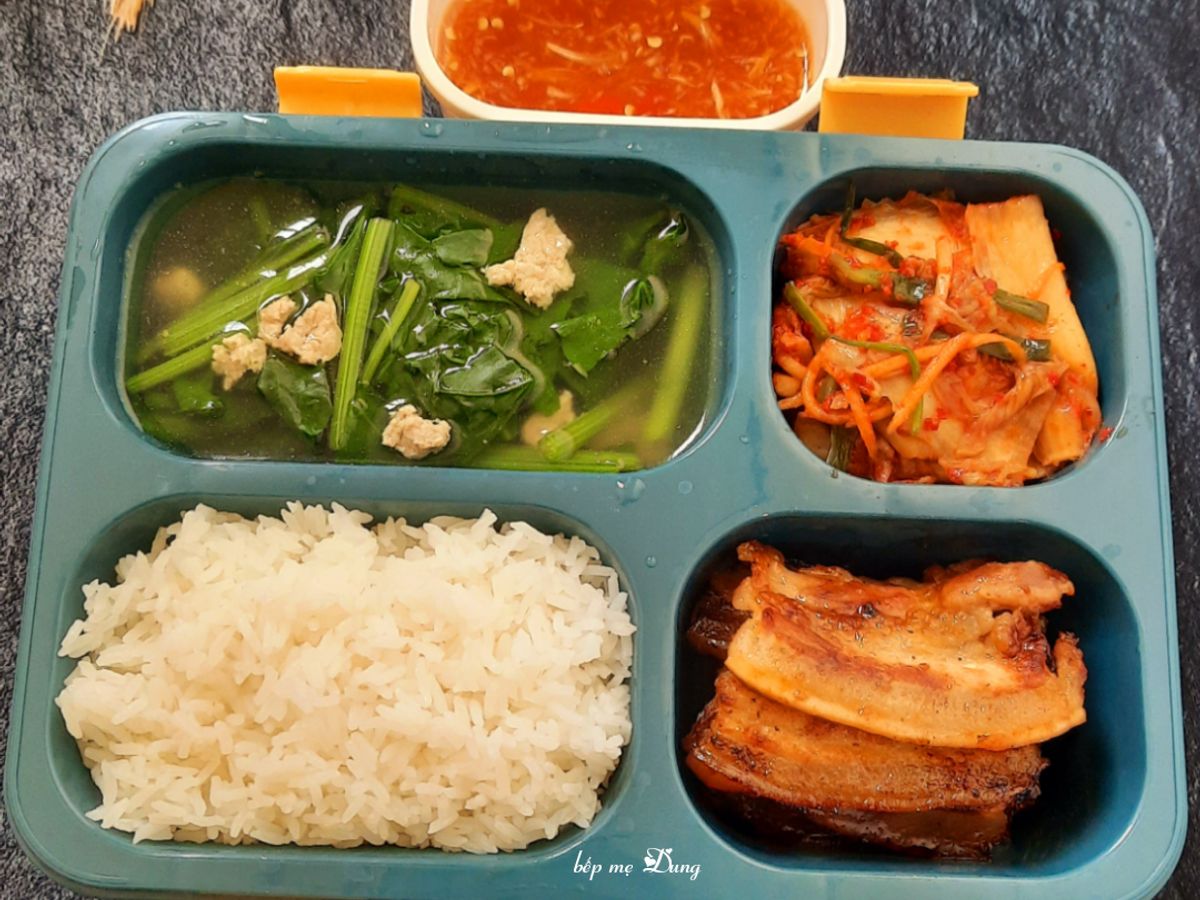 Hộp cơm vui vẻ 4 (thịt nướng, kim chi và canh cải bó xôi)