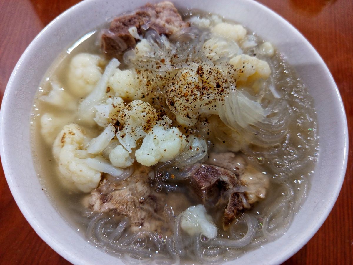 Canh súp lơ sườn heo nấu miến