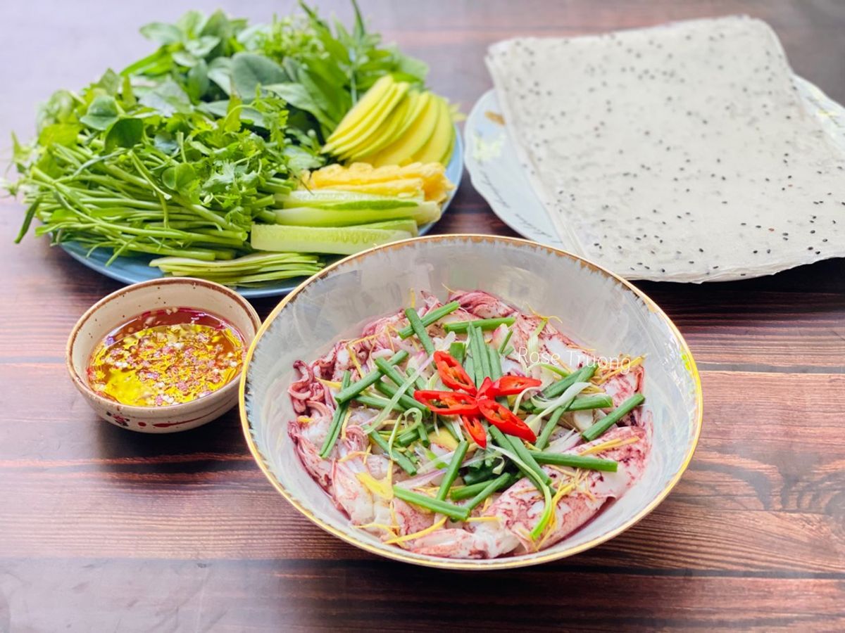 Mực Hấp Cuốn Bánh Tráng Rau Muống