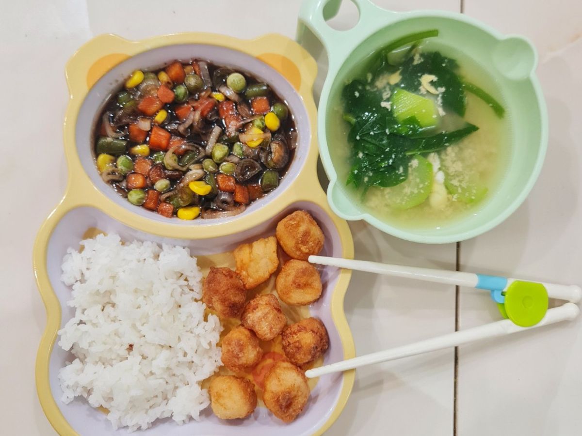Còi sò điệp lăn bột, rau củ ngũ sắc sốt xì dầu cho bé