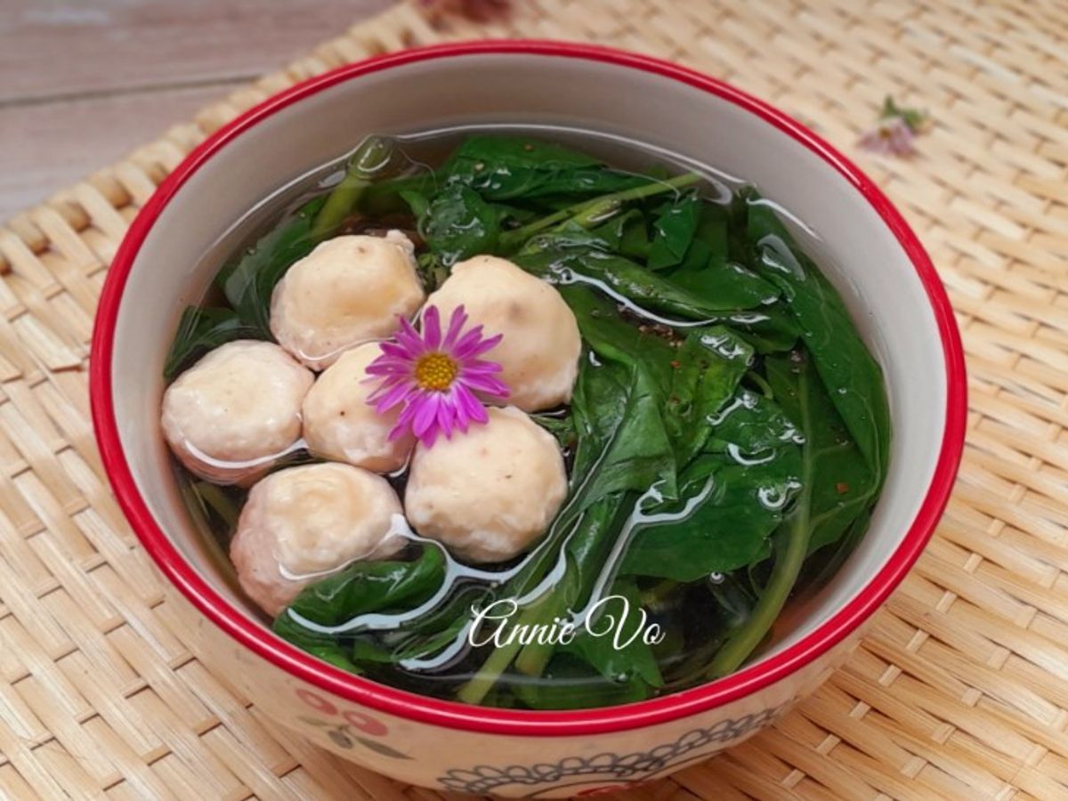 Canh rau dền nấu cá viên