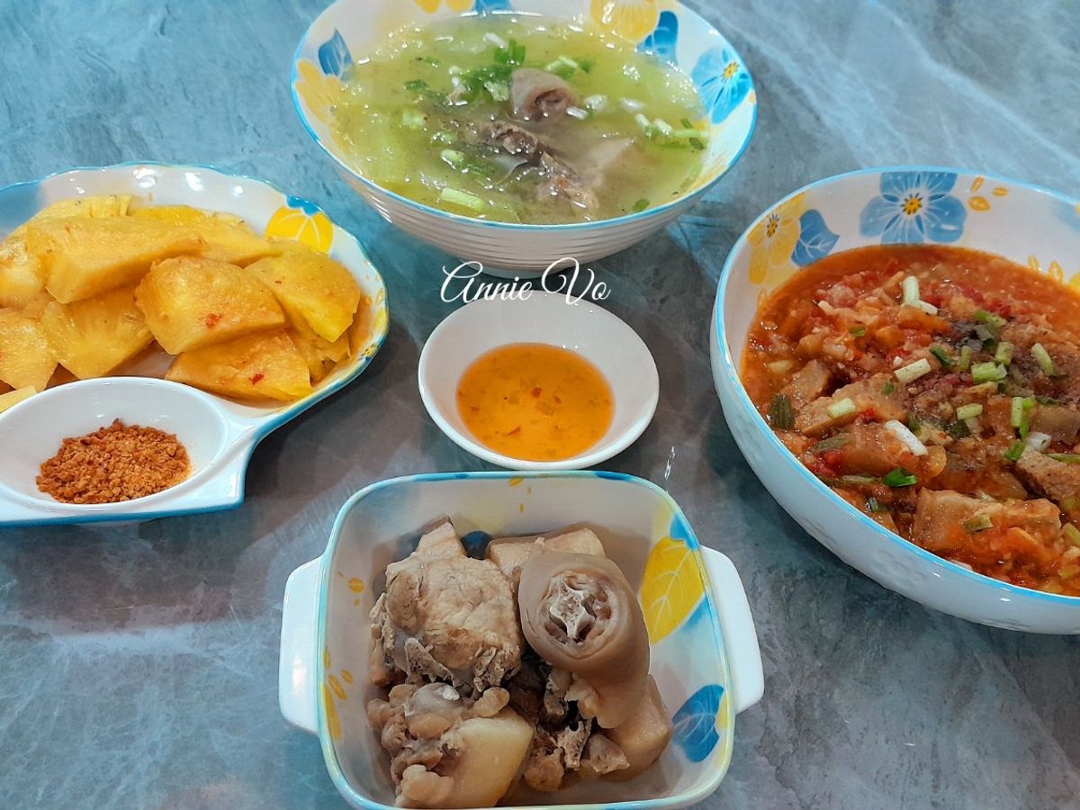 Cơm nhà với các món từ thịt heo