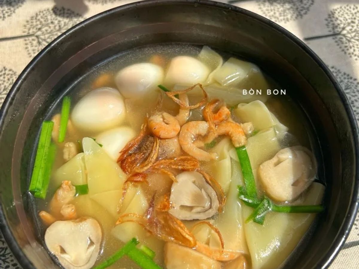 Hoành thánh lá nấu tôm khô, nấm rơm