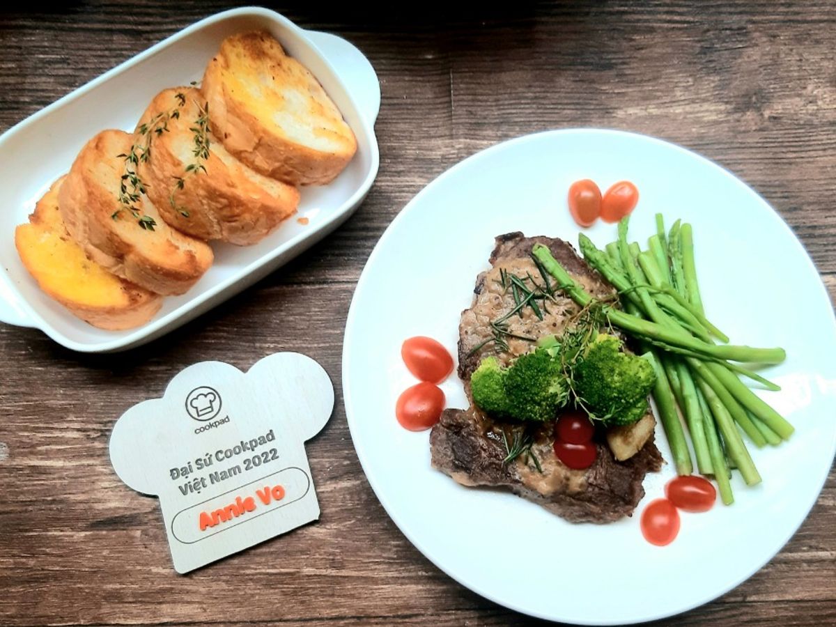 Bò beefsteak sốt kem nấm kèm bánh mì chiên bơ