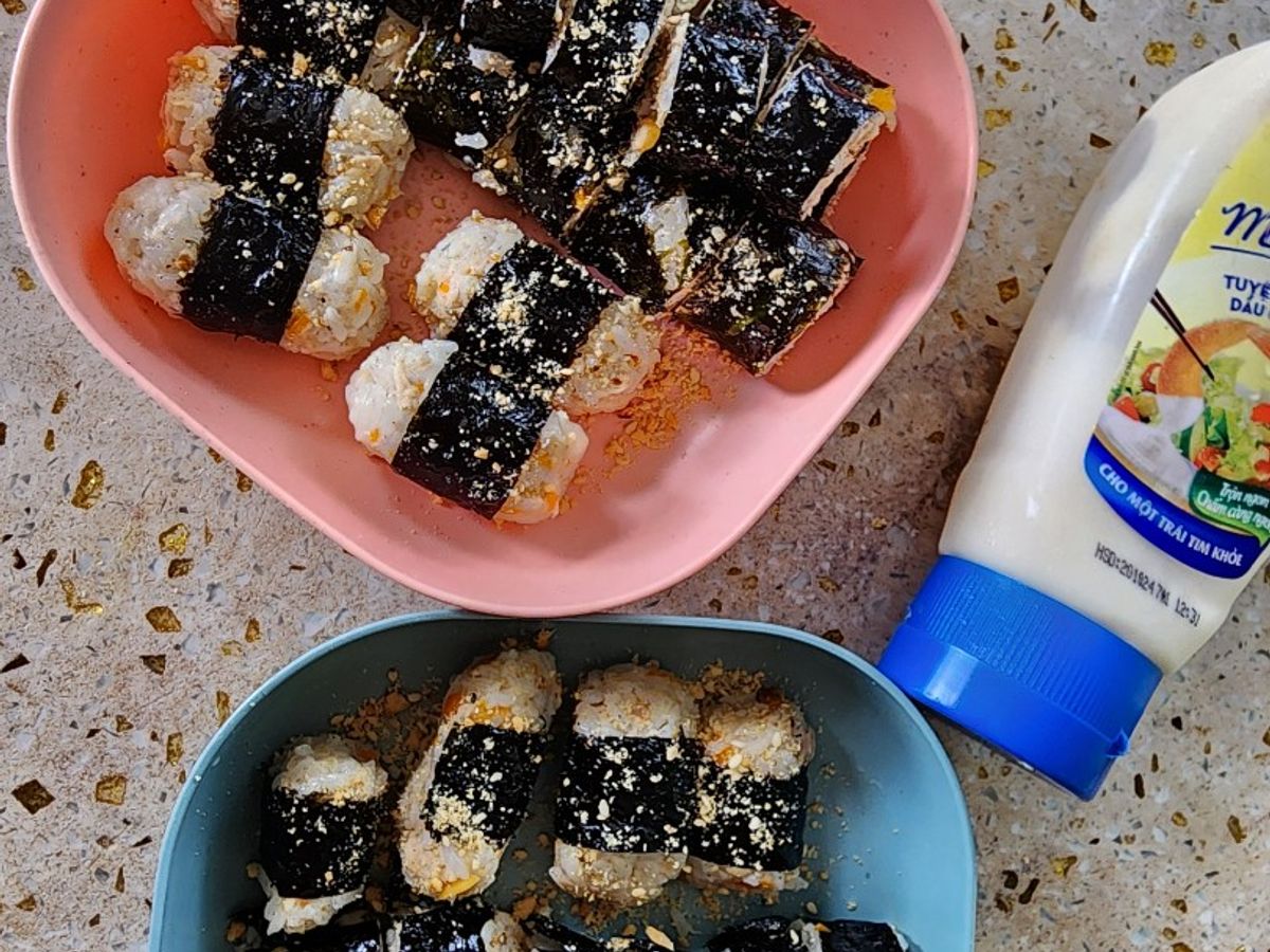 Cơm nắm cá ngừ rong biển
