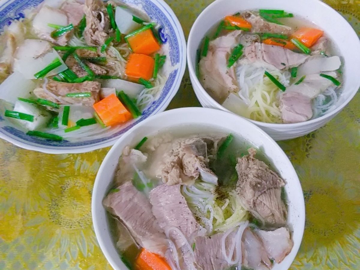 Hủ tiếu mì xương và thịt heo