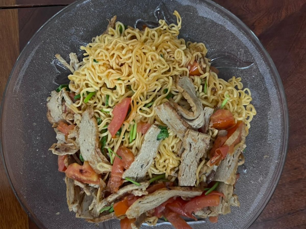 Mì gói xào chả cá