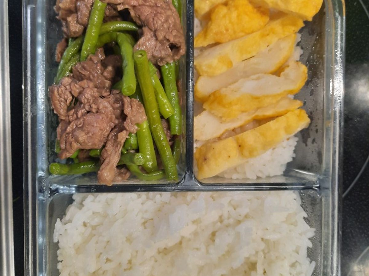 Đậu đũa xào thịt bò, chả mực rán; cơm trưa vp