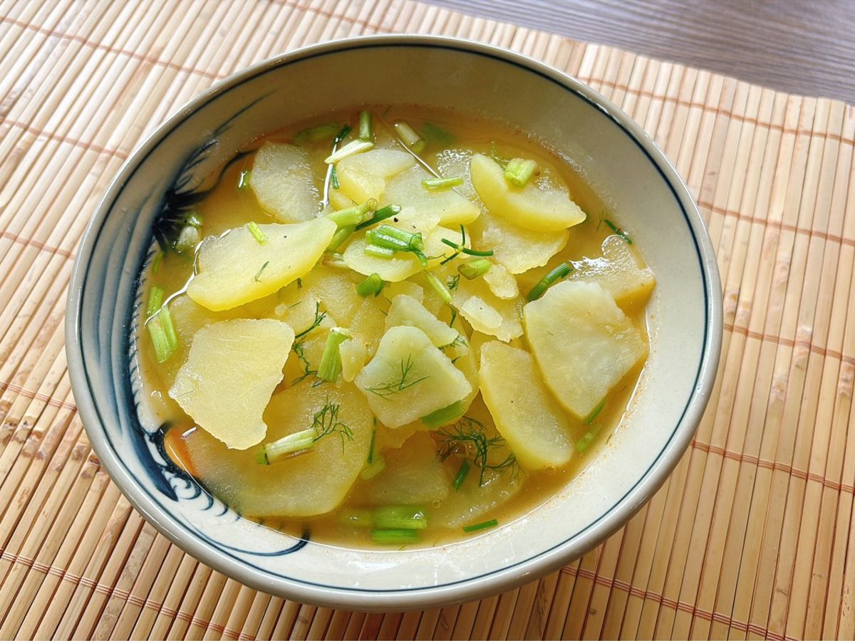 Khoai tây nấu rau cần nước và thì là