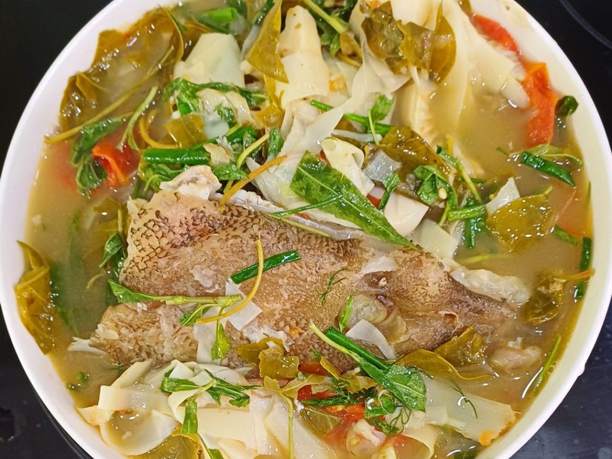Đầu cá song nấu măng, lá giang