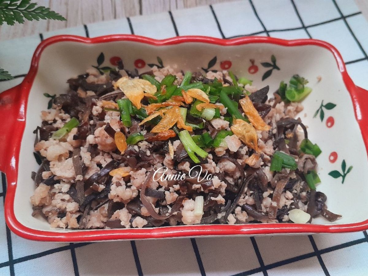 Thịt vai xay xào nấm mèo