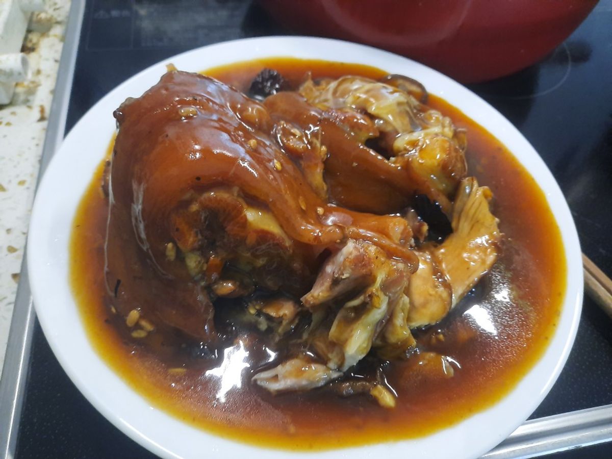 Chân giò hầm nấm ăn kèm bánh mỳ